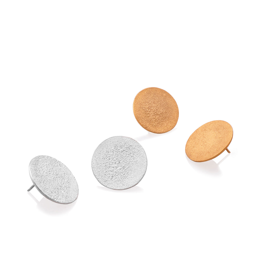 Aretes en plata 925 luna y sol, vista frontal de dos variaciones. Joyería de autor, hecho en Colombia por Mariana Shuk.