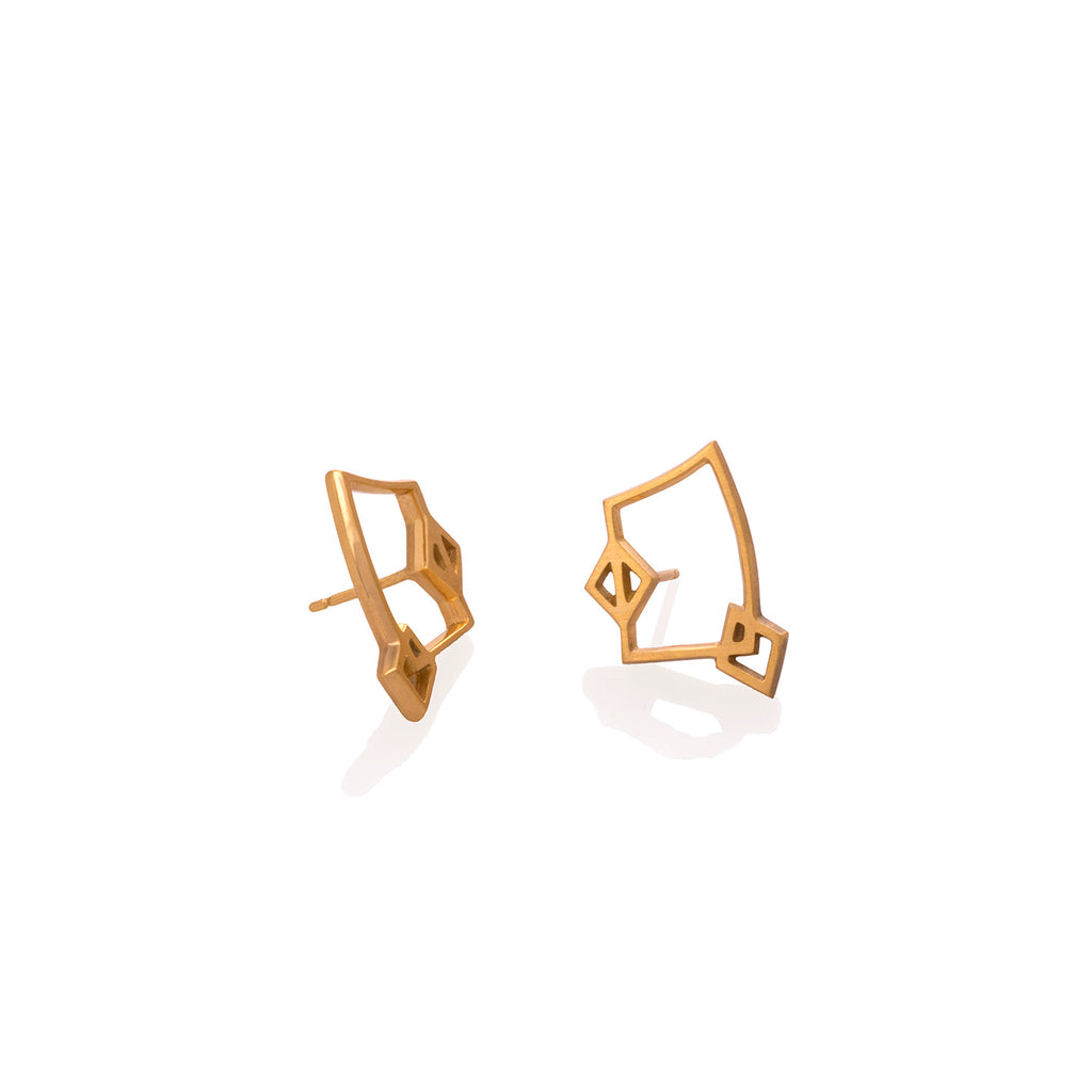 Aretes rombos mediano en plata con enchape en oro amarillo, foto con vista frontal. Joyería artesanal inspirada en simetría y luz dorada. Diseños exclusivos, hecho en Colombia por Mariana Shuk.