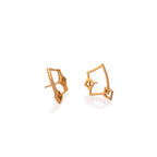 Aretes rombos mediano en plata con enchape en oro amarillo, foto con vista frontal. Joyería artesanal inspirada en simetría y luz dorada. Diseños exclusivos, hecho en Colombia por Mariana Shuk.