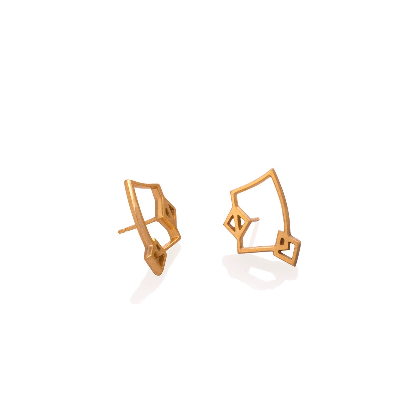 Aretes rombos mediano en plata con enchape en oro amarillo, foto con vista frontal. Joyería artesanal inspirada en simetría y luz dorada. Diseños exclusivos, hecho en Colombia por Mariana Shuk.