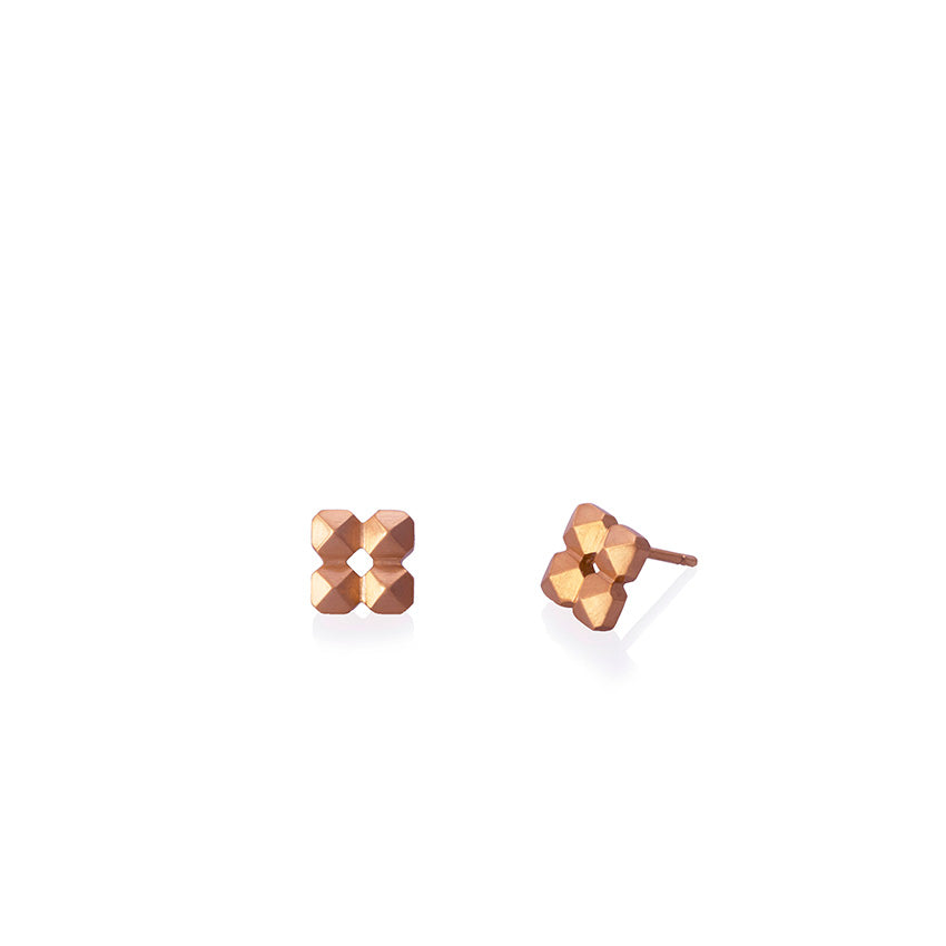 Aretes taches cuadrado en plata con enchape en oro rosado, vista frontal. Joyería de autor, hecho en Colombia por Mariana Shuk.