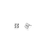 Aretes taches cuadrado en plata 925, vista frontal. Joyería de autor, hecho en Colombia por Mariana Shuk.