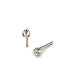 Aretes topo de oro rosado 18k con diamantes redondos GH-VS de 0.10ct, vista lateral. Joyería de autor, hecho en Colombia por Mariana Shuk.