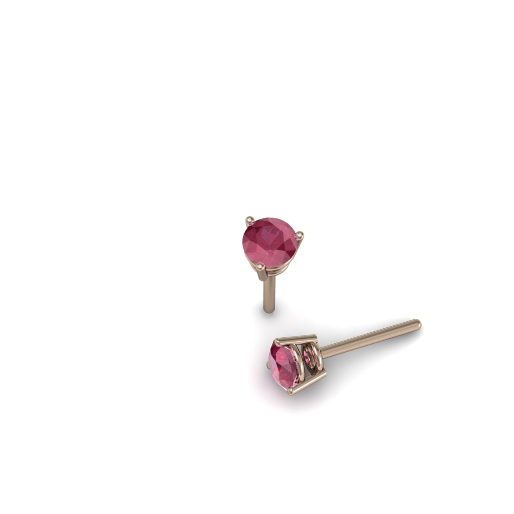 Aretes topos de oro rosado 18k con rubíes redondos talla diamante de 0.29ct (4mm), vista lateral. Joyería de autor, hecho en Colombia por Mariana Shuk.