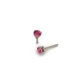 Aretes topos de oro rosado 18k con rubíes redondos talla diamante de 0.29ct (4mm), vista lateral. Joyería de autor, hecho en Colombia por Mariana Shuk.