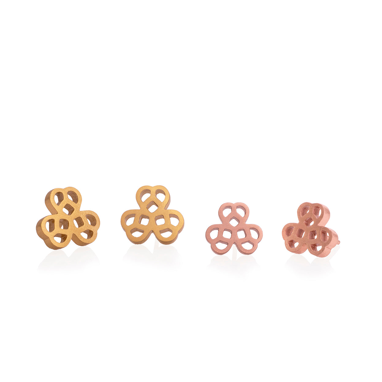 Aretes trébol pequeños en plata 0.925, ecnhape oro amarillo y oro rosado, foto con vista frontal. Joyería de autor, hecho en Colombia por Mariana Shuk.