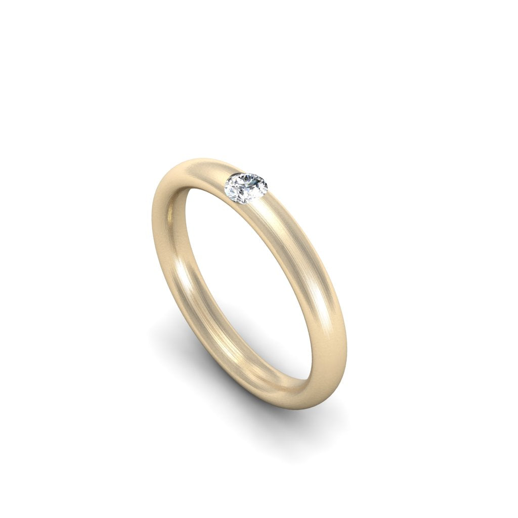 Argolla de matrimonio en oro amarillo 18k con diamante redondo GH-VS de 0.12 ct, vista lateral, alta joyería de autor hecha a mano en Colombia.