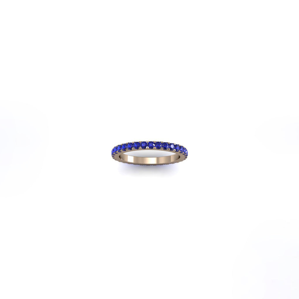 Argolla en oro rosado con 31 zafiros redondos de 1.8 mm, vista frontal, joyería de autor hecha a mano en Colombia.