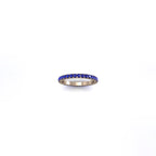 Argolla en oro rosado con 31 zafiros redondos de 1.8 mm, vista frontal, joyería de autor hecha a mano en Colombia.