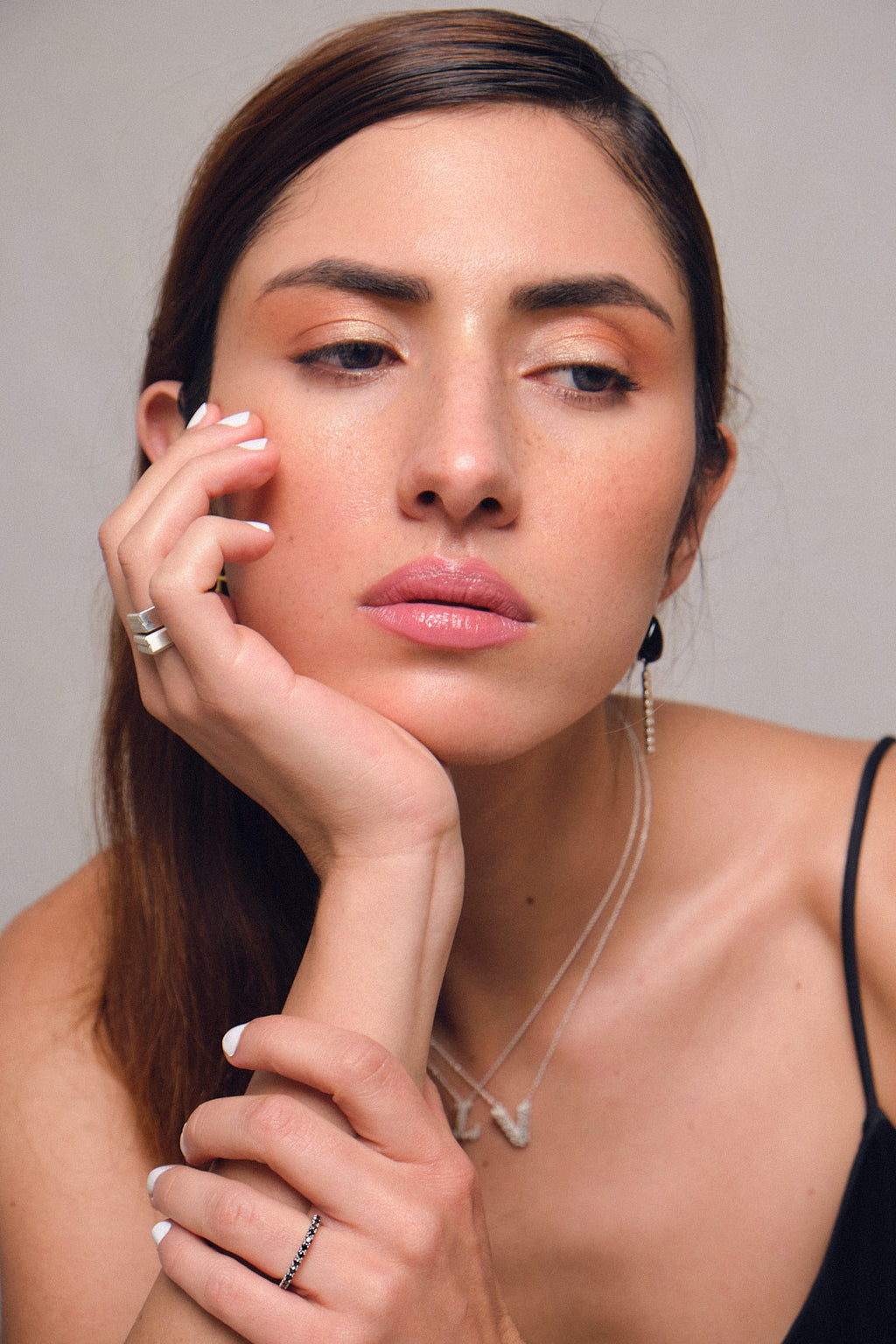 Argolla en platino 0.950 con 34 diamantes negros de 1.6 mm, vista frontal en mano de modelo, joyería de autor hecha a mano en Colombia.