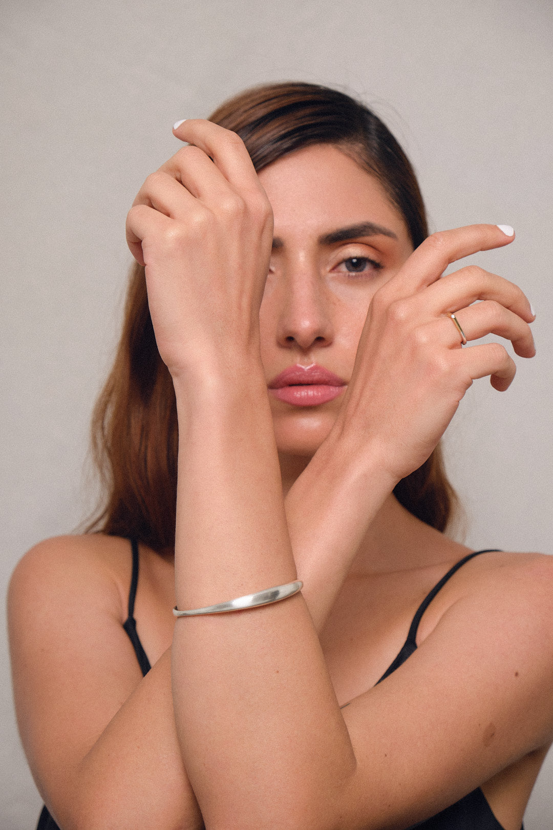 Brazalete contínuo en plata, con anillo punta diamante, foto con modelo. Joyería hecha a mano inspirada en formas continuas. Diseños exclusivos, hecho en Colombia por Mariana Shuk.
