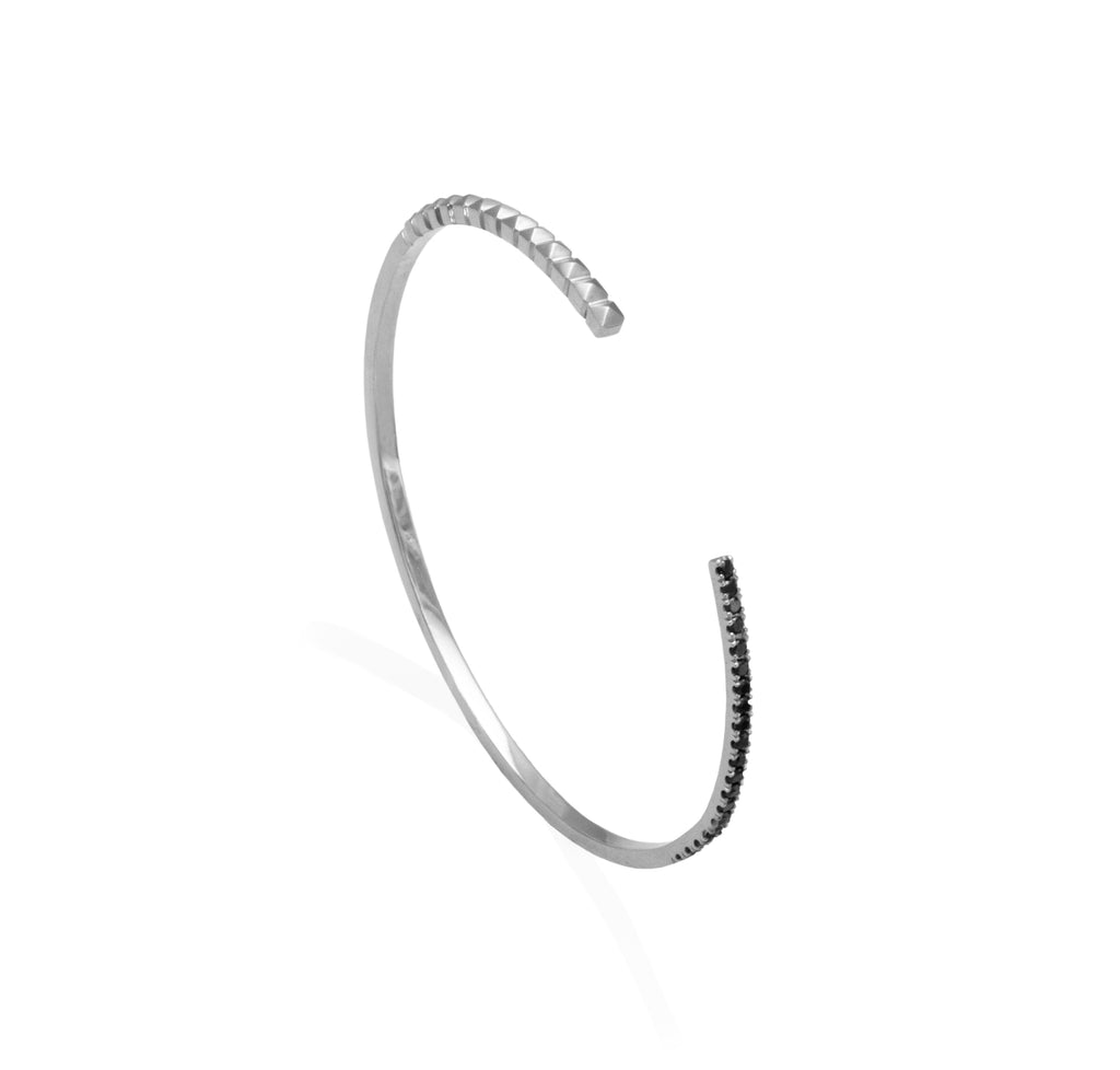 Brazalete en oro blanco 18k con diamantes negros vista frontal, joyería de autor, hecho en Colombia por Mariana Shuk.