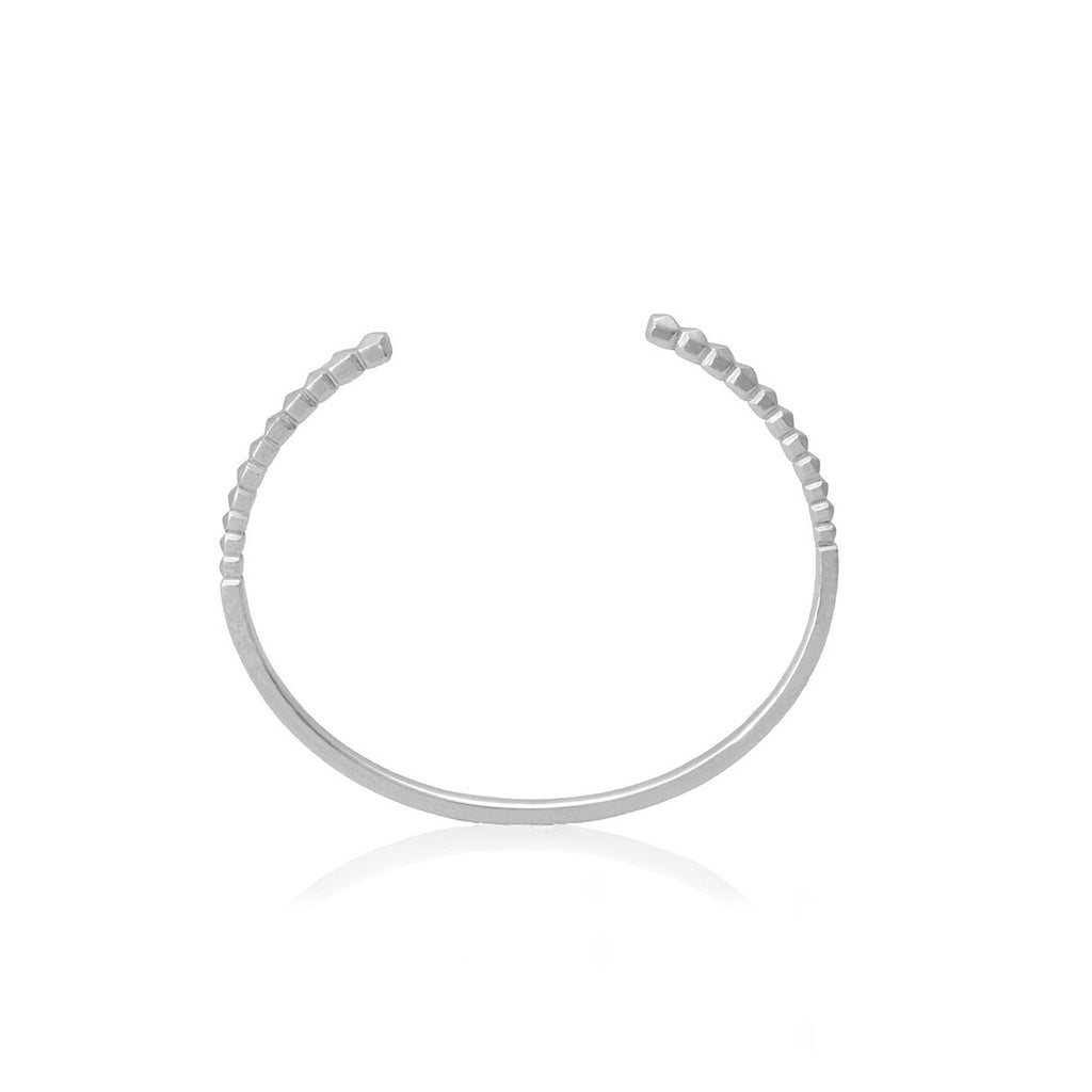 Brazalete con Taches en plata, foto frontal. Joyería de autor, hecho en Colombia por Mariana Shuk.