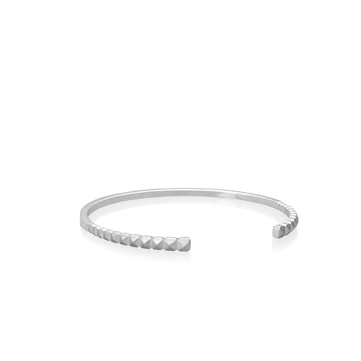 Brazalete con Taches en plata, foto superior. Joyería de autor, hecho en Colombia por Mariana Shuk.