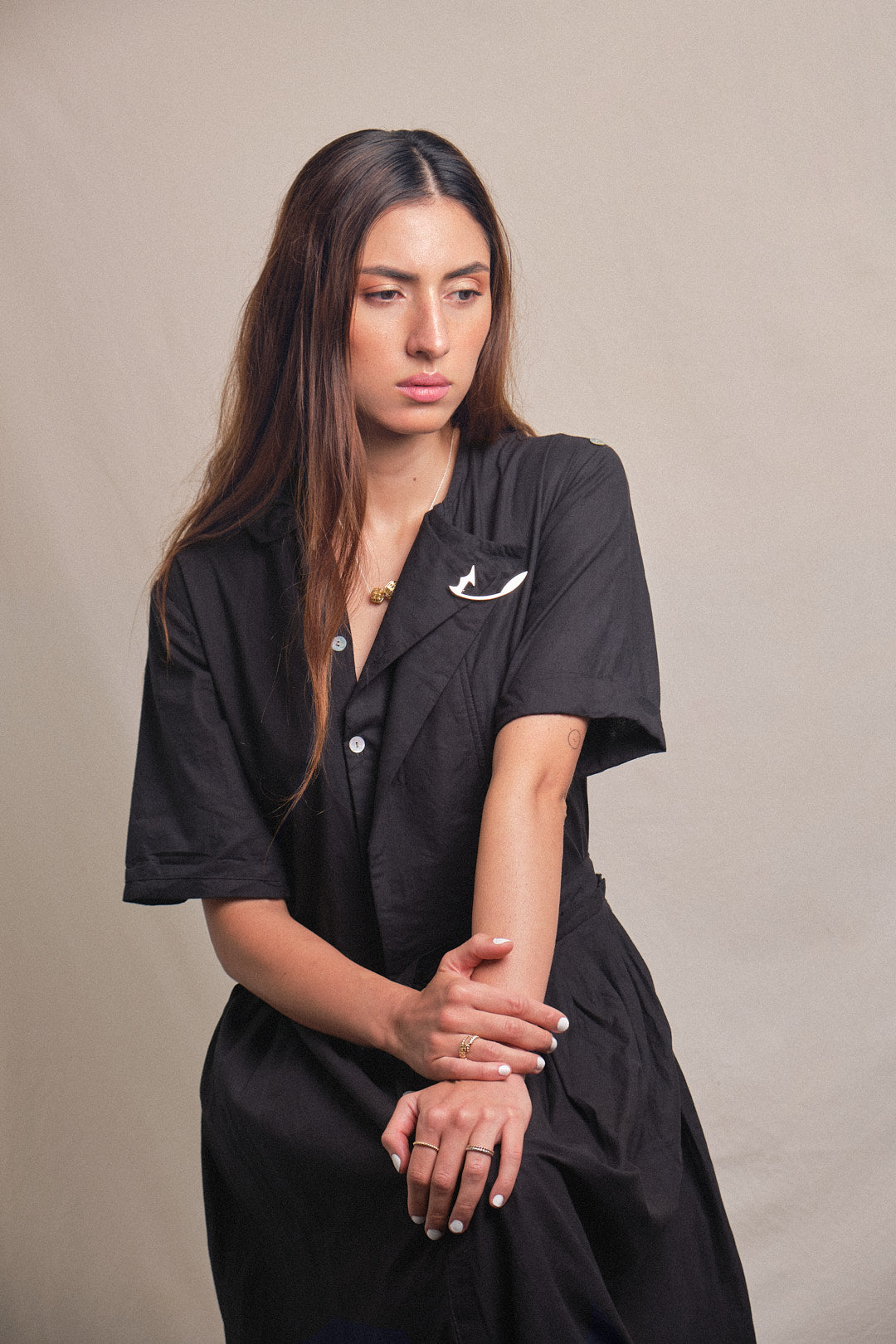 Broche hoja FLW en plata 925 con cadena dos globos, vista con modelo. Joyería de autor, hecho en Colombia por Mariana Shuk.