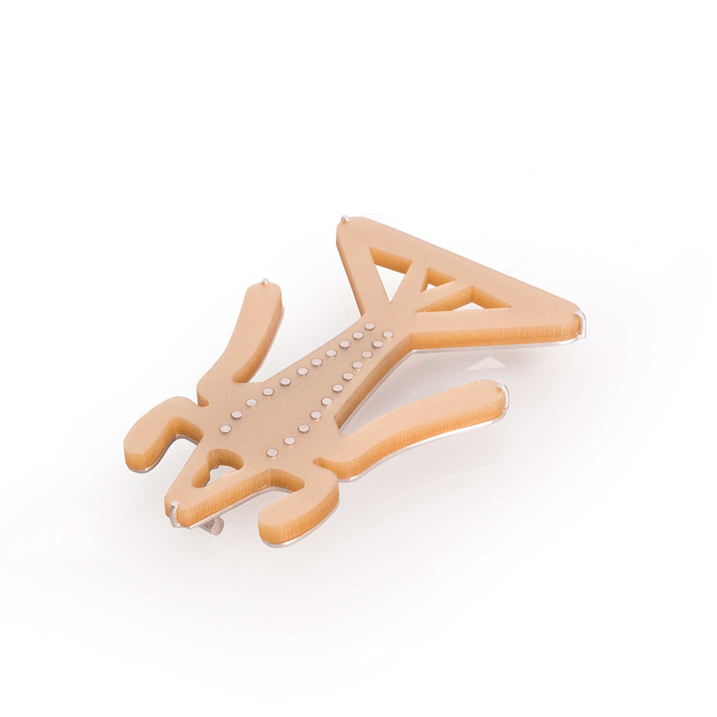 Broche langosta precolombina en acrílico dorado y plata, foto con vista frontal. Joyería artesanal inspirada en arte precolombino. Diseños exclusivos, hecho en Colombia por Mariana Shuk.