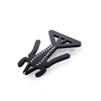 Broche langosta precolombina en acrílico negro y plata, foto con vista frontal. Joyería artesanal colombiana inspirada en símbolos ancestrales. Diseños exclusivos, hecho en Colombia por Mariana Shuk.