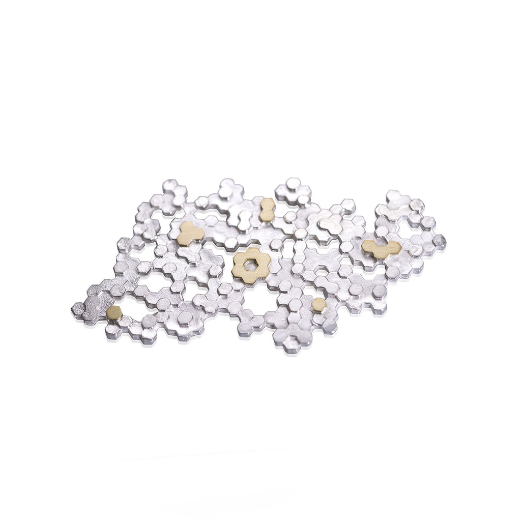 Broche mancha en plata 925 y oro amarillo 18k, foto frontal. Joyería de autor, hecho en Colombia por Mariana Shuk.