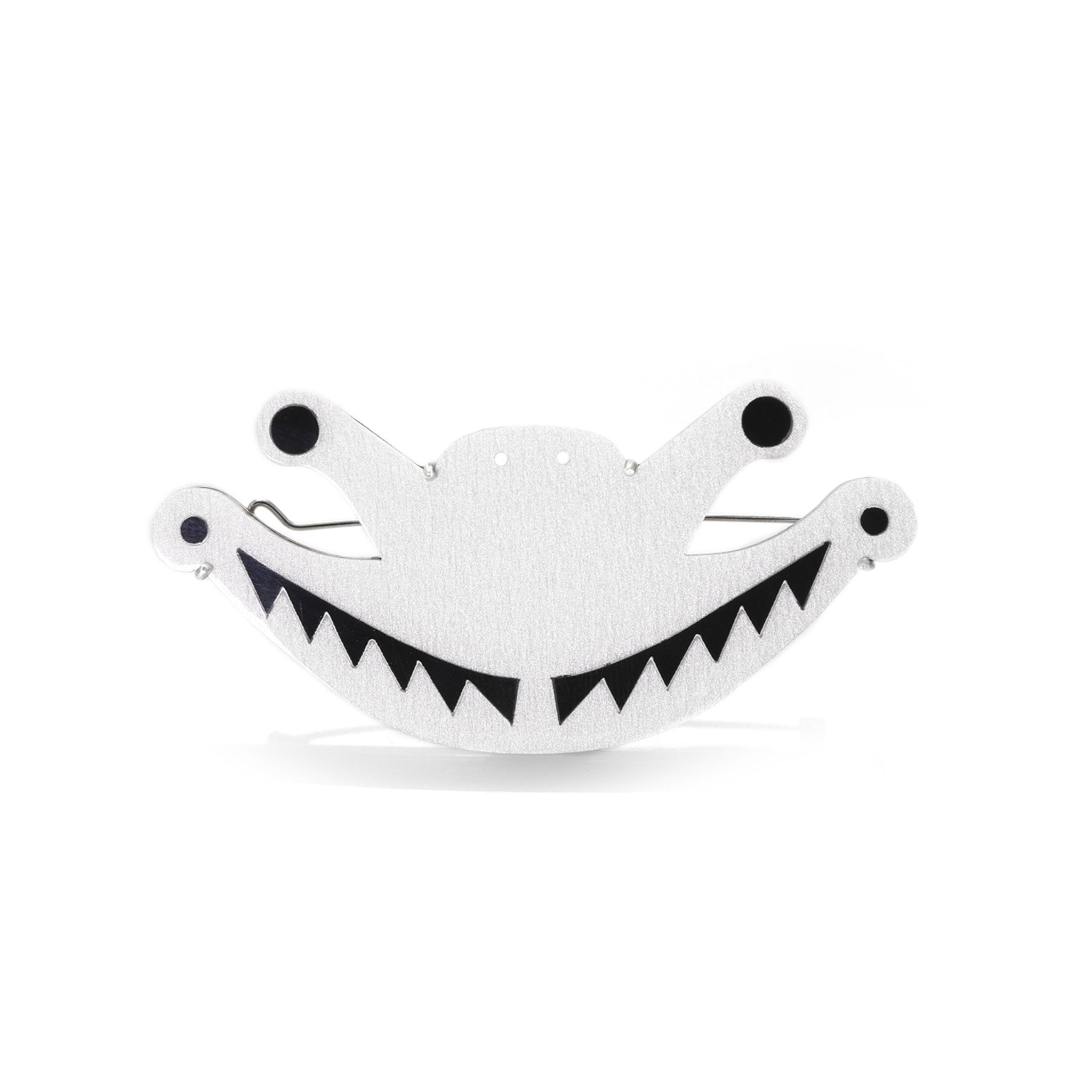 Broche oso precolombino B/N en acrílico blanco perlescente y negro, foto con vista frontal. Joyería artesanal inspirada en arte precolombino. Diseños exclusivos, hecho en Colombia por Mariana Shuk.