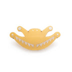 Broche oso precolombino D/B en acrílico blanco y dorado perlescente, foto con vista frontal. Joyería artesanal inspirada en arte precolombino. Diseños exclusivos, hecho en Colombia por Mariana Shuk.