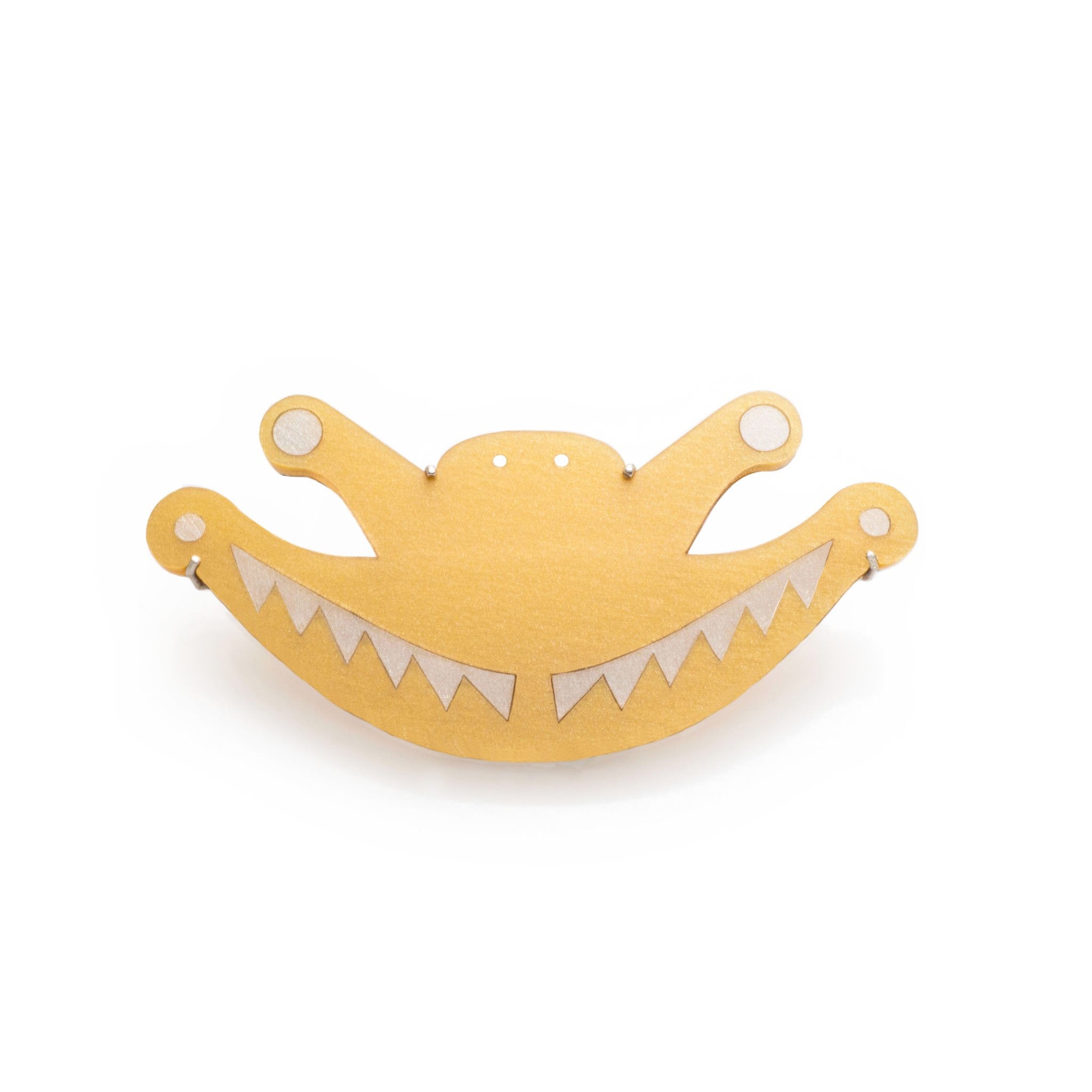 Broche oso precolombino D/B en acrílico blanco y dorado perlescente, foto con vista frontal. Joyería artesanal inspirada en arte precolombino. Diseños exclusivos, hecho en Colombia por Mariana Shuk.