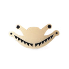 Broche oso precolombino D/N en acrílico dorado perlescente y negro, foto con vista frontal. Joyería artesanal inspirada en arte precolombino. Diseños exclusivos, hecho en Colombia por Mariana Shuk.