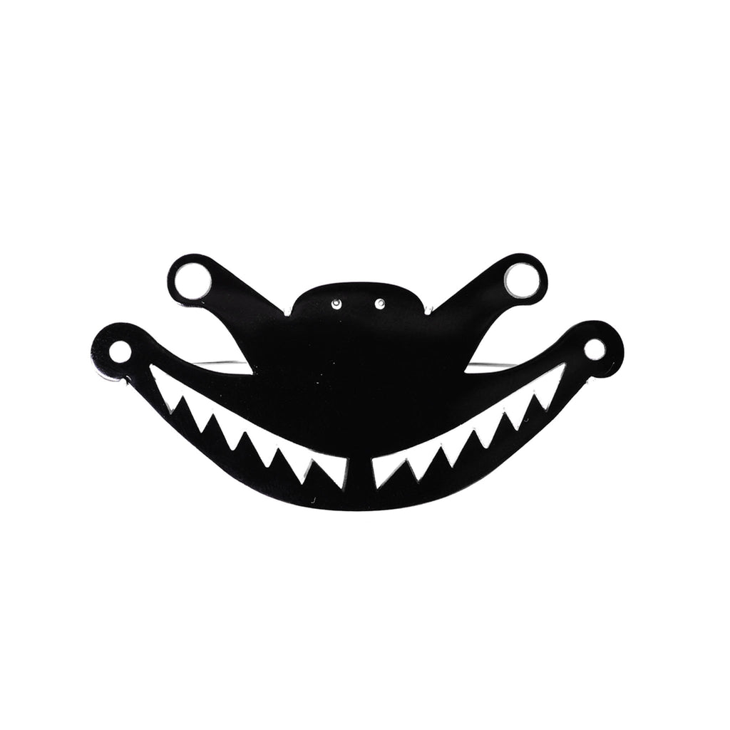 Broche oso precolombino N/B en acrílico blanco perlado y negro, foto con vista frontal. Joyería artesanal inspirada en arte precolombino. Diseños exclusivos, hecho en Colombia por Mariana Shuk.