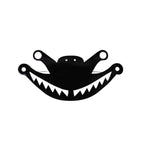 Broche oso precolombino N/B en acrílico blanco perlado y negro, foto con vista frontal. Joyería artesanal inspirada en arte precolombino. Diseños exclusivos, hecho en Colombia por Mariana Shuk.