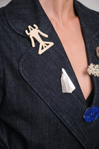 Broche réplica cuarzo A en plata 925, con broche Langpsta en acrílico, foto con modelo. Joyería de autor, hecho en Colombia por Mariana Shuk.