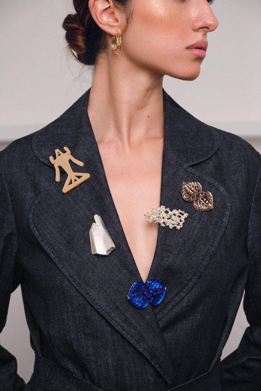 Broches en acrílico y plata, broche de réplica a cuarzo a. Foto con modelo. Joyería de autor, hecho en Colombia por Mariana Shuk.