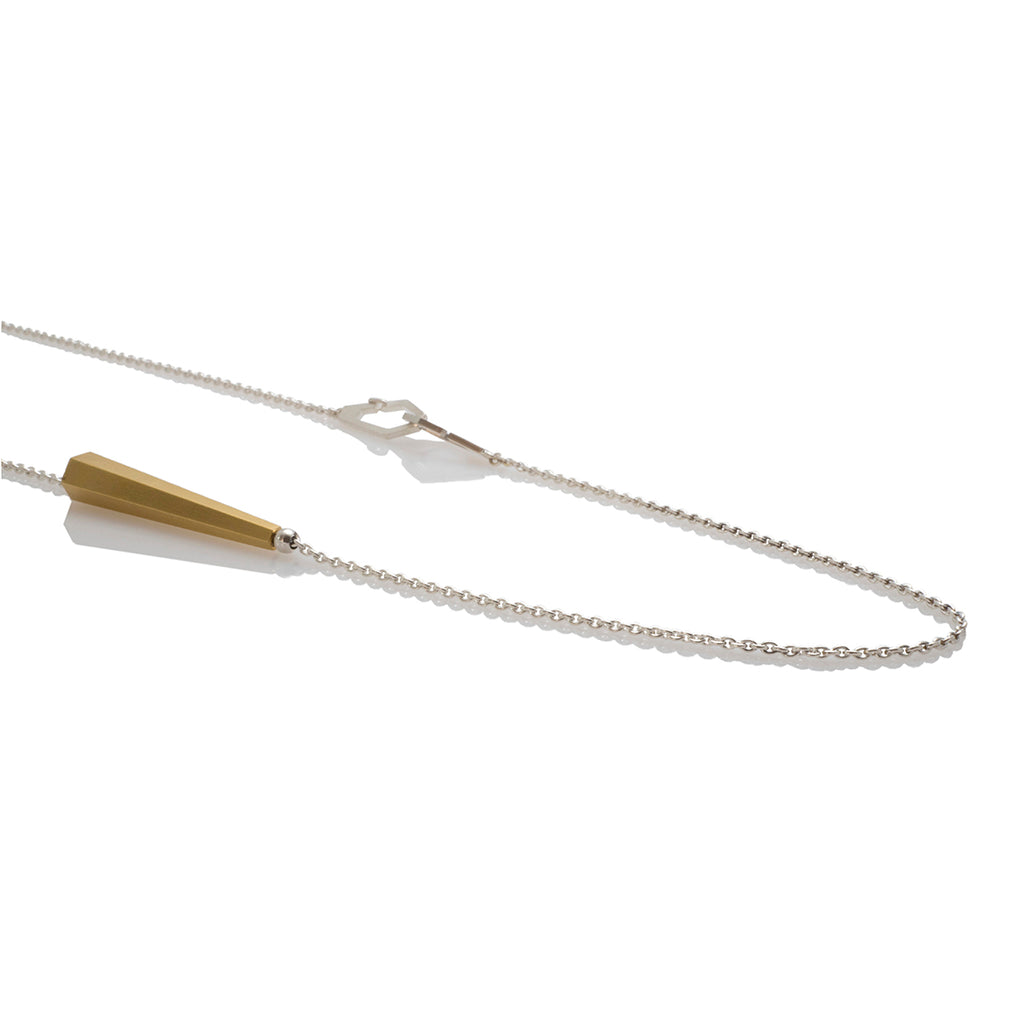 Cadena con tubo cono hex en oro vermeil, foto con vista amplia. Joyería artesanal con diseño geométrico. Diseños exclusivos, hecho en Colombia por Mariana Shuk.
