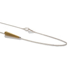 Cadena con tubo cono hex en oro vermeil, foto con vista amplia. Joyería artesanal con diseño geométrico. Diseños exclusivos, hecho en Colombia por Mariana Shuk.