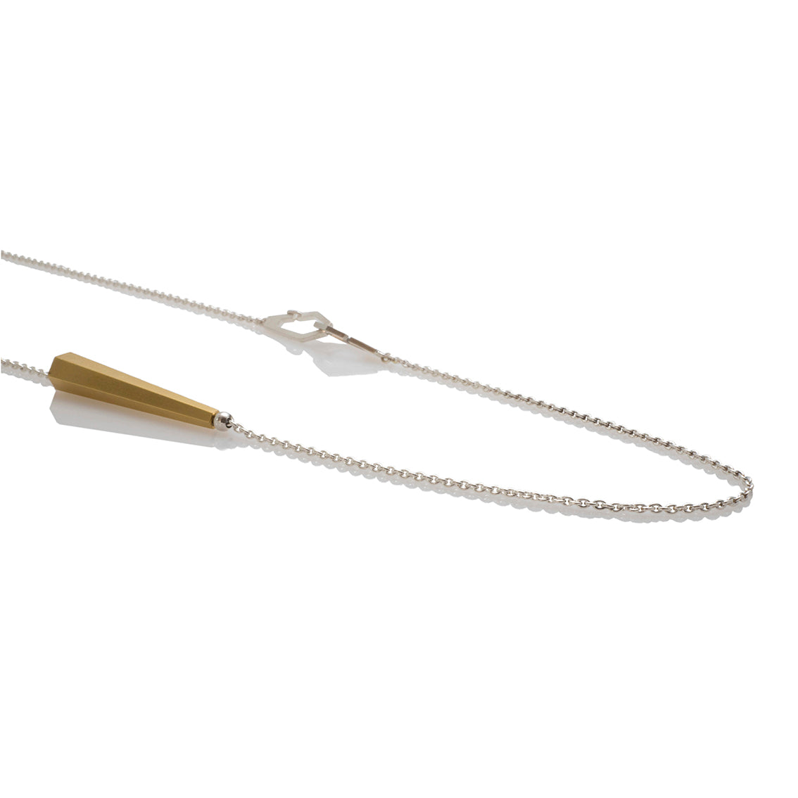 Cadena con tubo cono hex en oro vermeil, foto con vista amplia. Joyería artesanal con diseño geométrico. Diseños exclusivos, hecho en Colombia por Mariana Shuk.