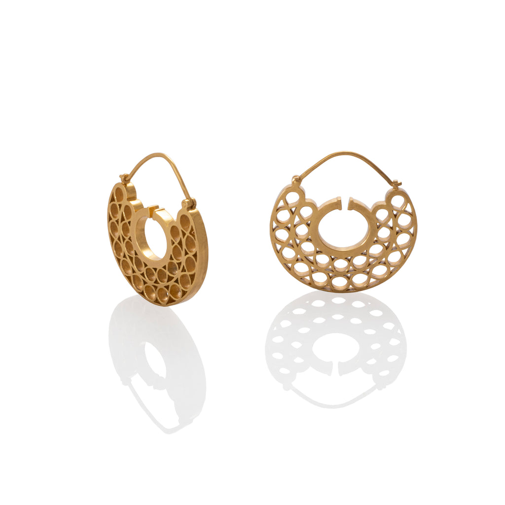 Candongas nariguera precolombina con huecos en plata con enchape en oro amarillo, foto con vista frontal. Joyería artesanal inspirada en símbolos ancestrales. Diseños exclusivos, hecho en Colombia por Mariana Shuk.