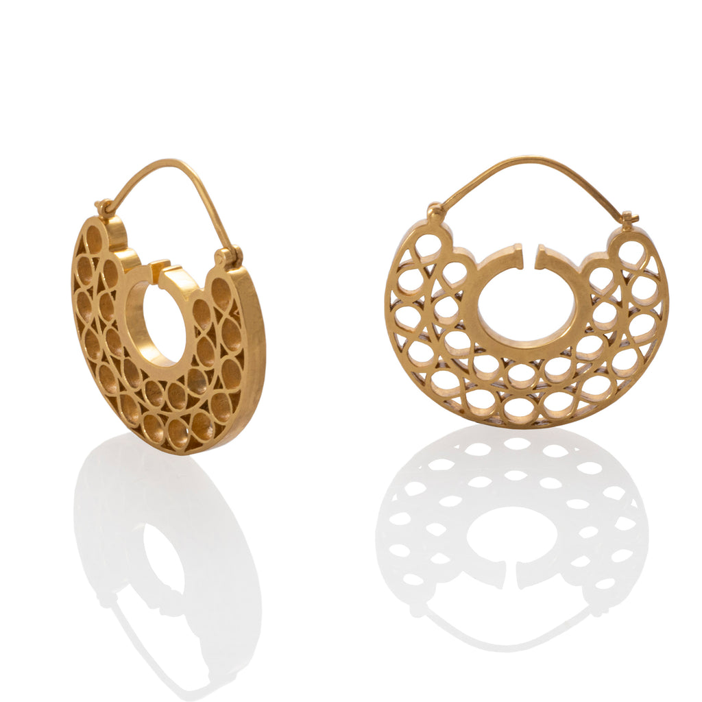 Candongas nariguera precolombina con huecos en plata con enchape en oro amarillo, foto con vista frontal zoom. Joyería artesanal inspirada en símbolos ancestrales. Diseños exclusivos, hecho en Colombia por Mariana Shuk.