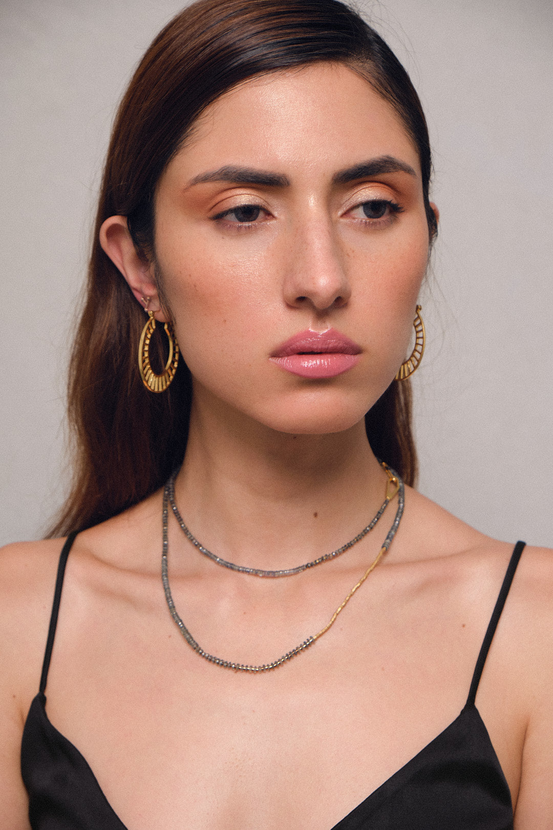 Cangongas senefa curva y collar secuencia aguamarina musgo en vermeil, foto con modelo. Joyería hecha a mano con inspiración en los elementos naturales. Diseños exclusivos, hecho en Colombia por Mariana Shuk.