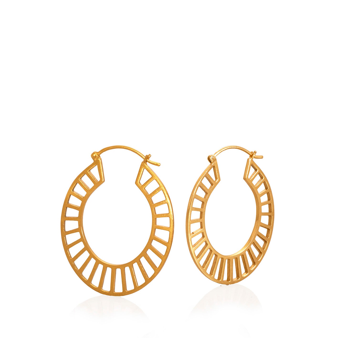 Candongas senefa curva en plata con enchape en oro amarillo, foto con vista frontal. Joyería artesanal inspirada en arte precolombino. Diseños exclusivos, hecho en Colombia por Mariana Shuk.