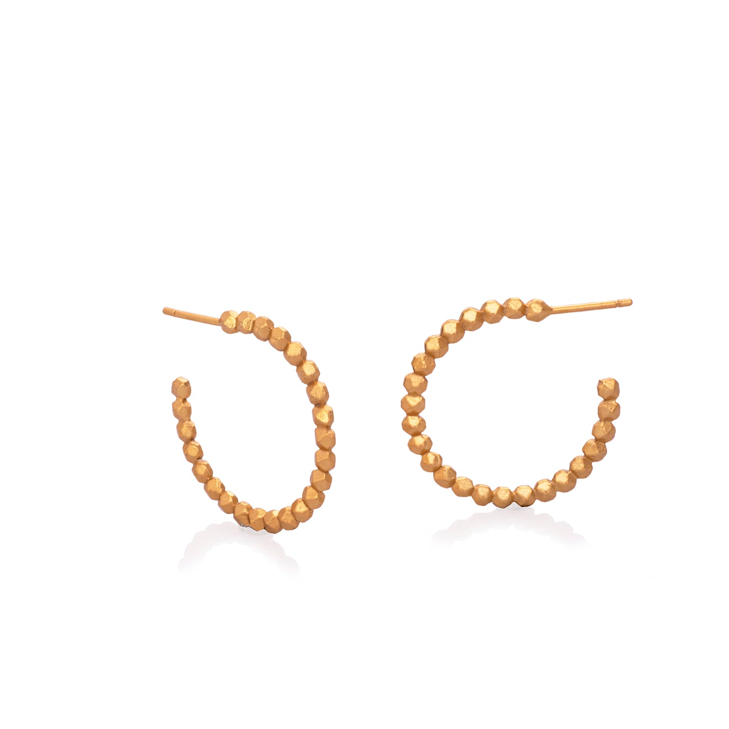 Candongas taches 28mm en plata con enchape en oro amarillo, vista frontal. Joyería de autor, hecho en Colombia por Mariana Shuk.