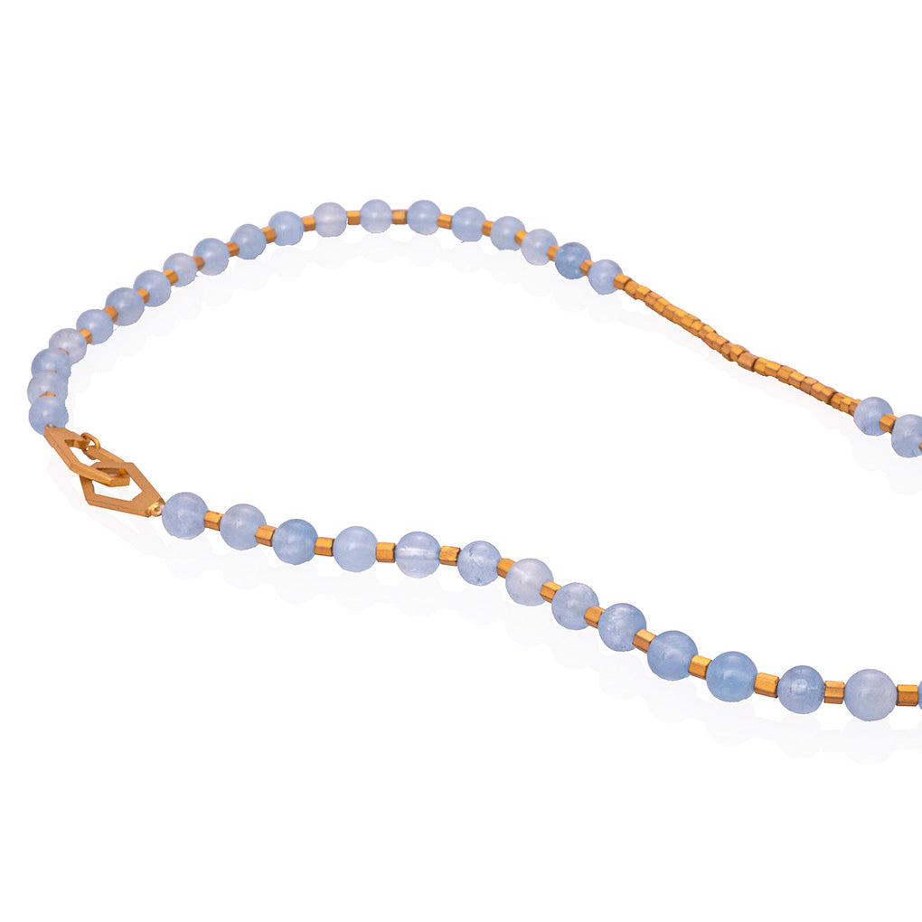 Collar aguamarina lisa en vermeil, foto con vista frontal 6mm. Joyería artesanal inspirada en fluidez y equilibrio. Diseños exclusivos, hecho en Colombia por Mariana Shuk.