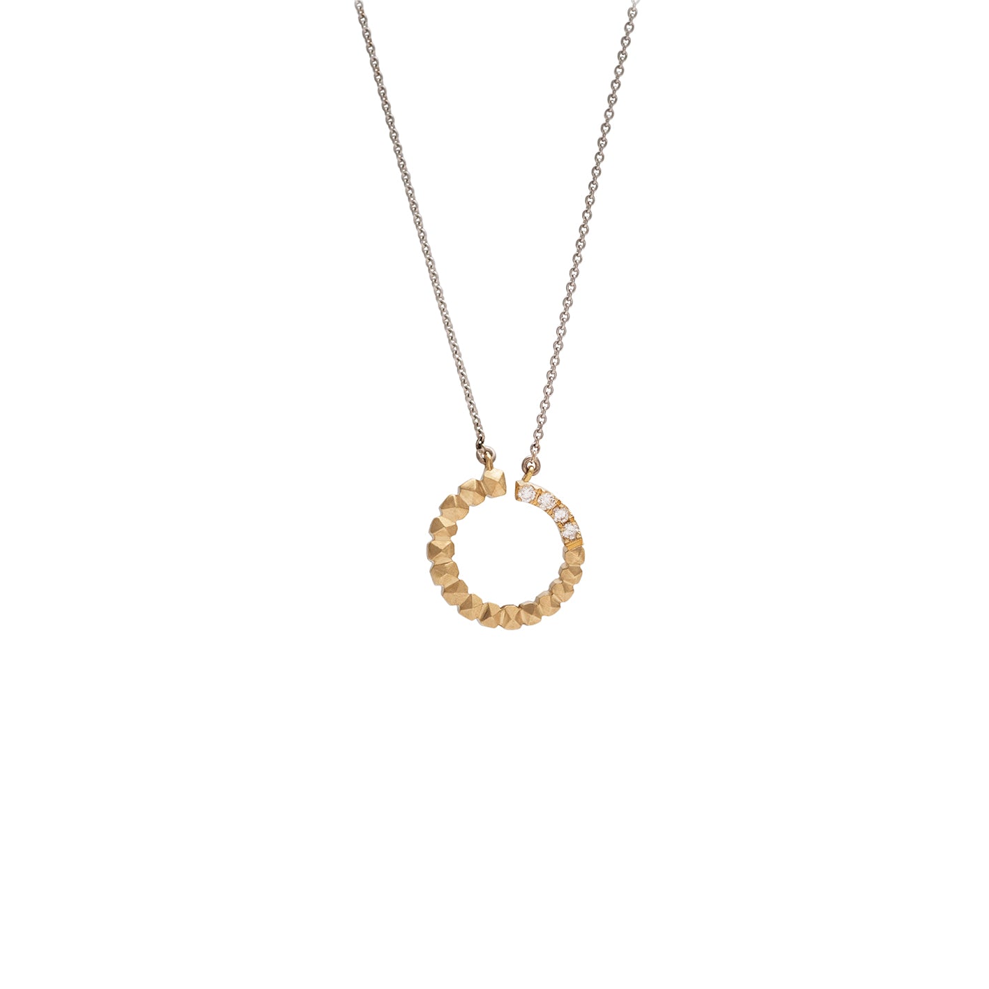 Collar con dije círculo taches en oro 18k con diamantes GH-VS, vista frontal. Mariana Shuk.