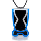 Collar con dije Vessels azul gris negro, foto con vista frontal zoom. Joyería artesanal en acrílico y plata con soporte en neopreno. Diseños exclusivos, hecho en Colombia por Mariana Shuk.