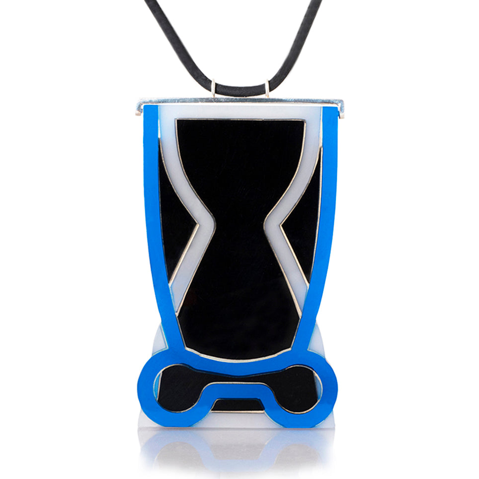 Collar con dije Vessels azul gris negro, foto con vista frontal zoom. Joyería artesanal en acrílico y plata con soporte en neopreno. Diseños exclusivos, hecho en Colombia por Mariana Shuk.