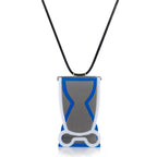 Collar con dije Vessels gris azul humo, foto con vista frontal zoom. Joyería artesanal en acrílico y plata con soporte en neopreno. Diseños exclusivos, hecho en Colombia por Mariana Shuk.