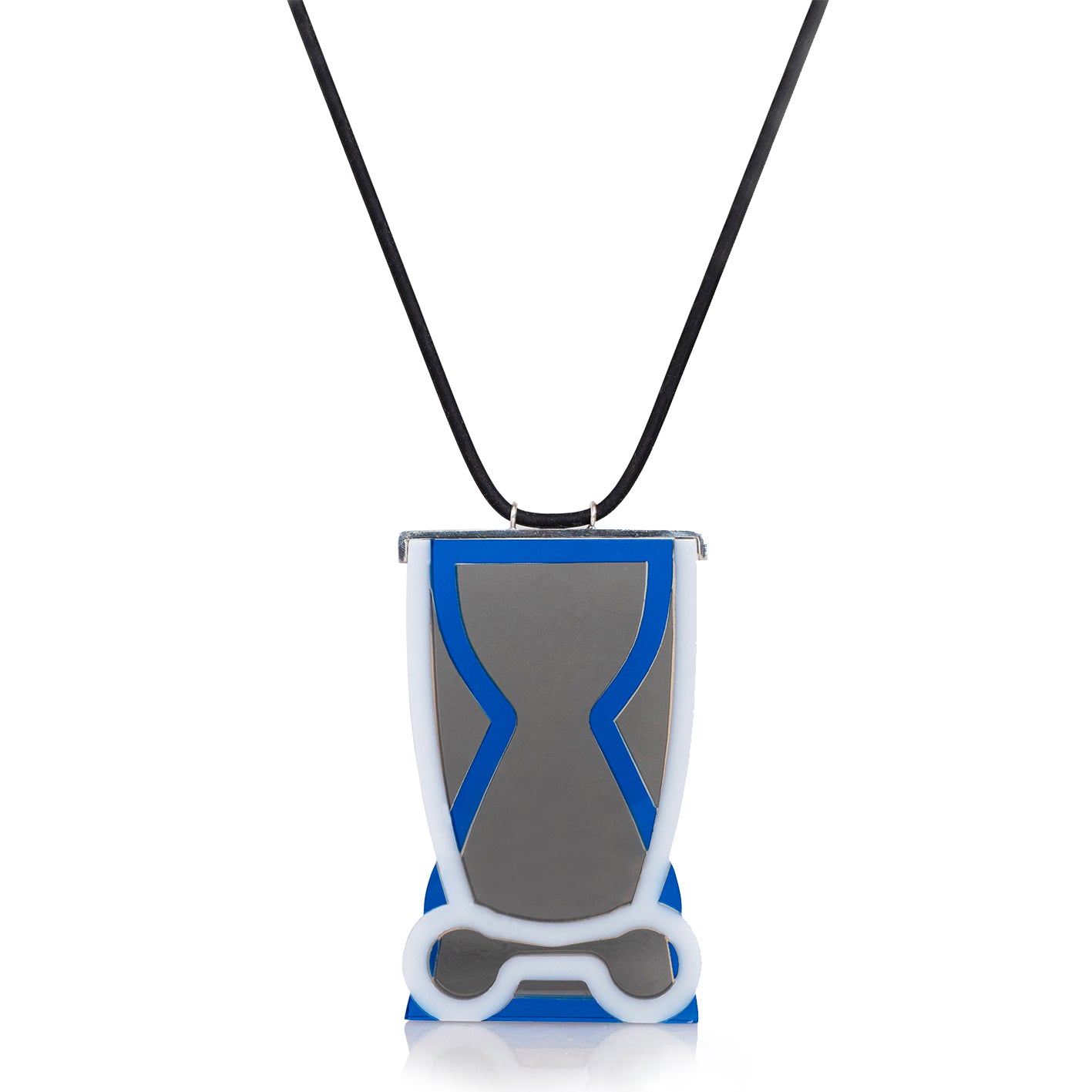 Collar con dije Vessels gris azul humo, foto con vista frontal zoom. Joyería artesanal en acrílico y plata con soporte en neopreno. Diseños exclusivos, hecho en Colombia por Mariana Shuk.