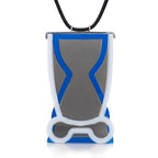 Collar con dije Vessels gris azul humo, foto con vista frontal zoom. Joyería artesanal en acrílico y plata con soporte en neopreno. Diseños exclusivos, hecho en Colombia por Mariana Shuk.