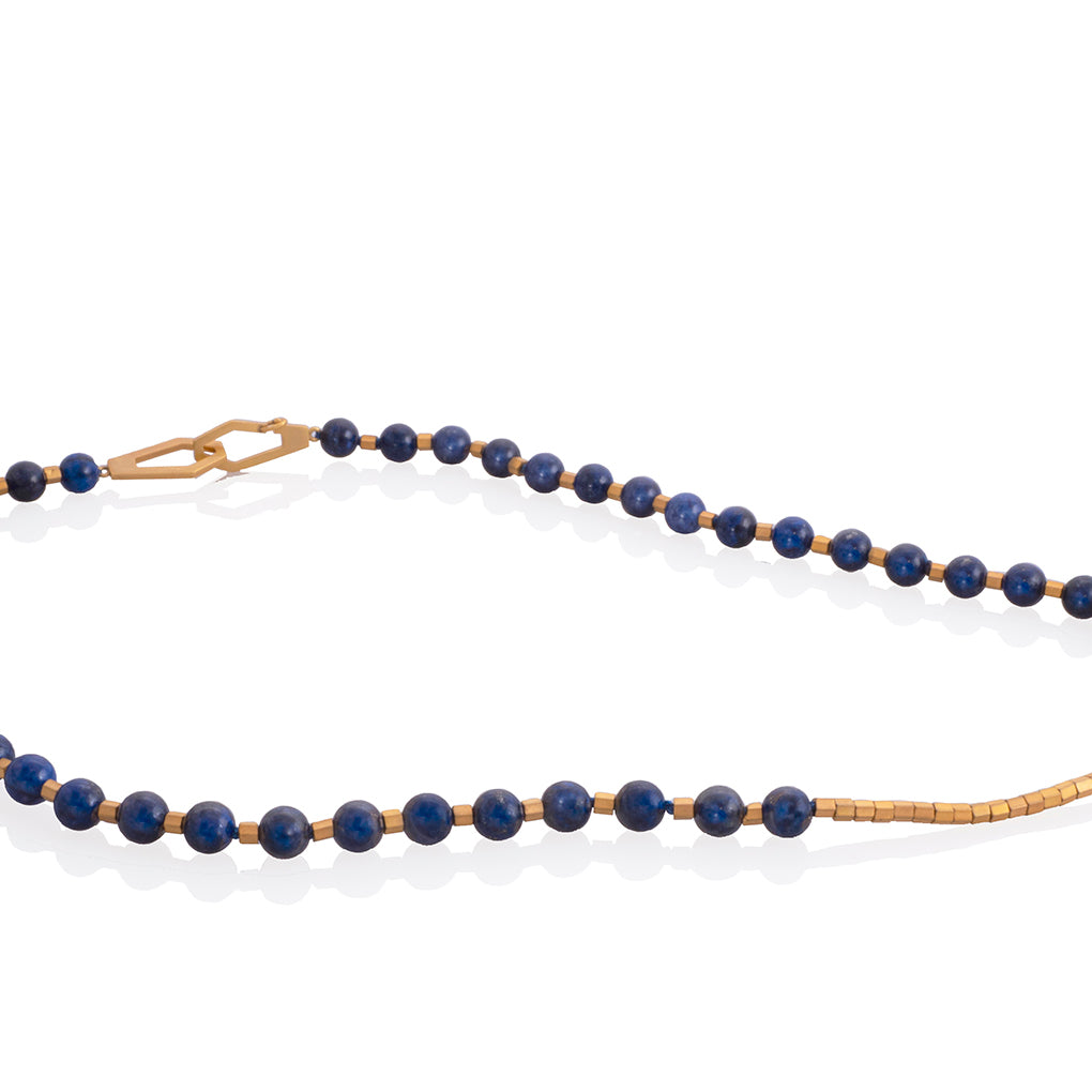 Collar lapislázuli en vermeil, foto con vista frontal. Joyería artesanal inspirada en profundidad y equilibrio. Diseños exclusivos, hecho en Colombia por Mariana Shuk.