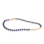 Collar lapislázuli en vermeil, foto con vista completa. Joyería artesanal inspirada en profundidad y equilibrio. Diseños exclusivos, hecho en Colombia por Mariana Shuk.