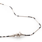 Collar Noguchi hematita y miyuki en plata, foto con vista frontal. Joyería artesanal inspirada en ritmo y textura. Diseños exclusivos, hecho en Colombia por Mariana Shuk.