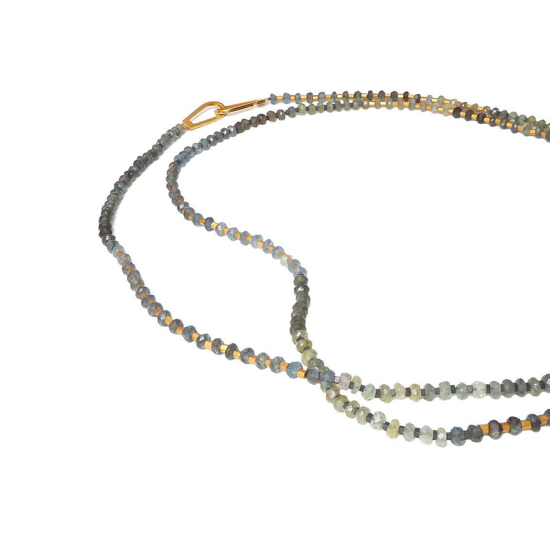 Collar secuencia aguamarina musgo en vermeil, foto con vista lateral tres cuartos. Joyería de autor con piedras naturales y broche dorado. Diseños exclusivos, hecho en Colombia por Mariana Shuk.