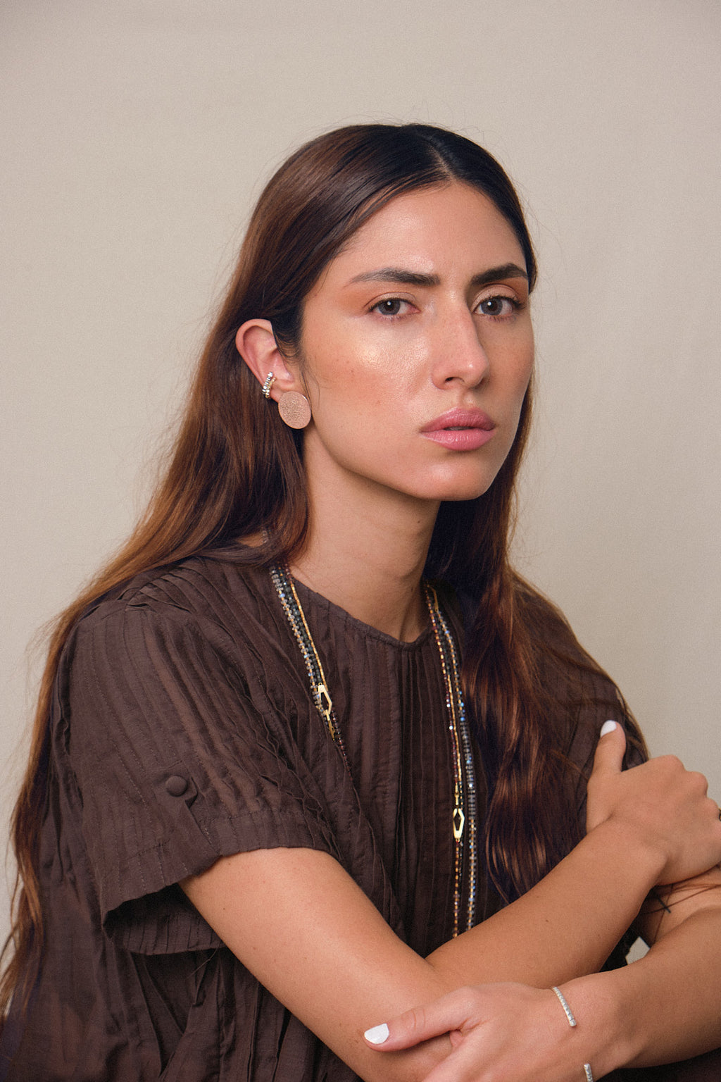 Collar secuencia turmalina rosada, miyuki con broche en vermeil, y aretes sol, foto con modelo. Joyería hecha a mano que combina dulzura y fuerza interior. Diseños exclusivos, hecho en Colombia por Mariana Shuk.